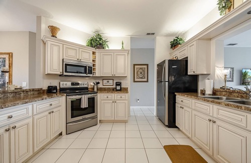 Cypress Lake Condo | Inviting Condo Daffodil: Pool, Sports Park & Pet Friendly