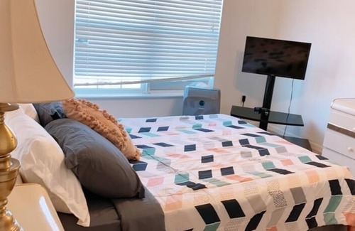 Spring Hill Cabin | Cozy Master Room #2 with Kitchen and Spa Access