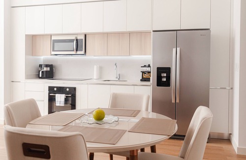 San Antonio de Belen Apartment | Relax in the Pet-Friendly Master Suite with Spa & Breakfast
