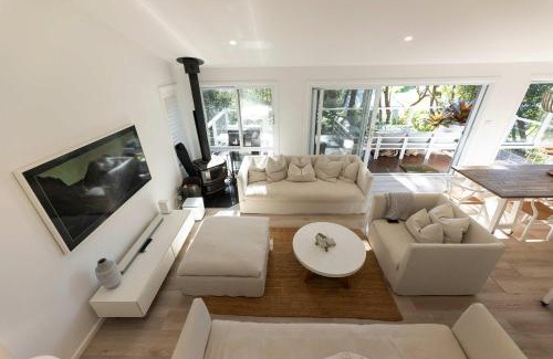 Macmasters Beach House | Inviting Masters Cottage with Oceanfront Views and Family Fun