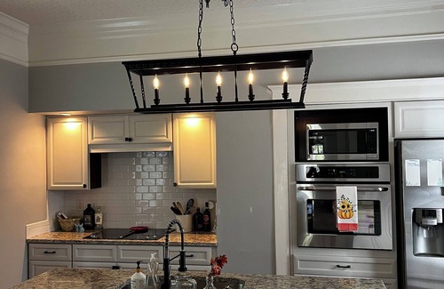 Summerville House | Master’s Rental Spacious 3-bedroom house, and 1-bedroom detached cottage.