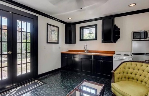 Summerville House | Master’s Rental Spacious 3-bedroom house, and 1-bedroom detached cottage.