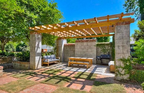 Summerville House | Master’s Rental Spacious 3-bedroom house, and 1-bedroom detached cottage.