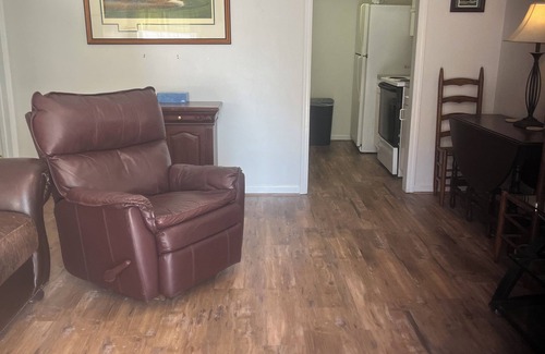 Rosewood Apartment | Masters Themed Apartment with KING Bed in Columbia, SC