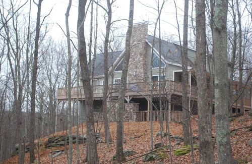 Lackawaxen Ski Chalet | Top-Rated Ski in/Out Chalet with Pizza Oven & Bar