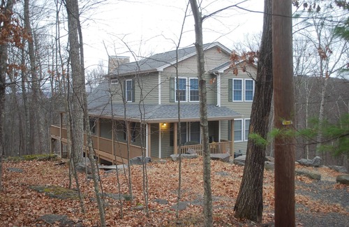 Lackawaxen Ski Chalet | Top-Rated Ski in/Out Chalet with Pizza Oven & Bar