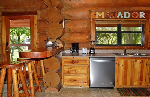 Marble Falls Cabin | Cozy Canadian Log Cabin with Private Beach & Spa Amenities
