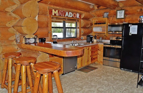 Marble Falls Cabin | Cozy Canadian Log Cabin with Private Beach & Spa Amenities