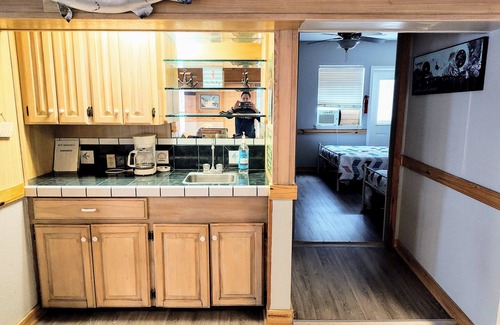 Elmaton House | MATAGORDA RIVERSIDE LODGE: Ideal for Groups Near the Beach