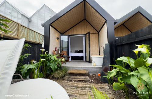 Matakana Apartment | Matakana Escapes: Pet-Friendly Retreat with Hot Tub