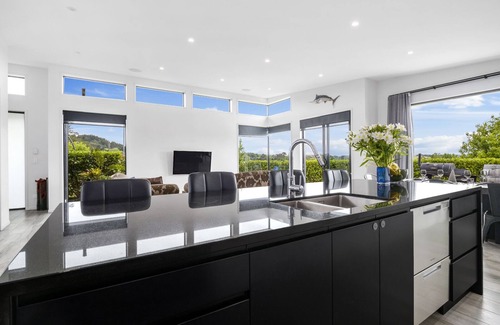 Matakana House | Matakana Retreat: Ideal Family Getaway with Kitchen Access