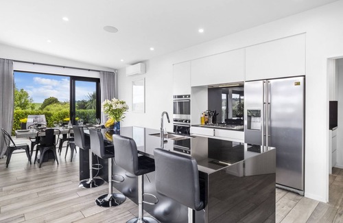 Matakana House | Matakana Retreat: Ideal Family Getaway with Kitchen Access