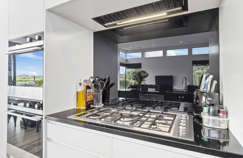 Matakana House | Matakana Retreat: Ideal Family Getaway with Kitchen Access