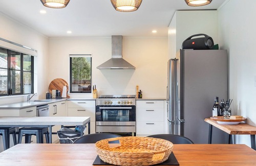 Matakana House | Modern Holiday Home at Matakana Village Central for Families