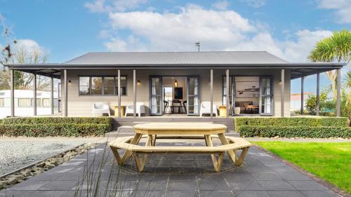 Matakana House | Modern Holiday Home at Matakana Village Central Awaits You