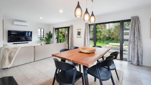 Matakana House | Modern Holiday Home at Matakana Village Central Awaits You