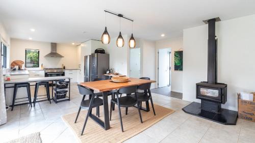 Matakana House | Modern Holiday Home at Matakana Village Central Awaits You