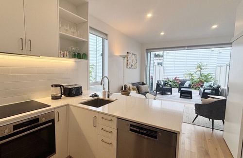 Matakana Apartment | Matakana Village within short walk to restaurants, cafes, cinema and shops