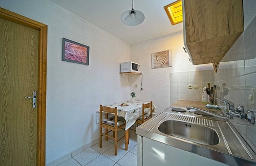 Pomena Apartment | Matana Pomena: One-Bedroom Apartment with Ocean Views
