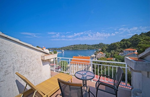Pomena Apartment | Matana Pomena: One-Bedroom Apartment with Ocean Views