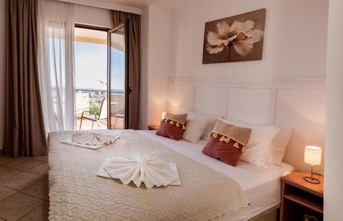 Podmaine Apartment | Beautiful Matej Hotel: Oceanfront Bliss with Pool Access
