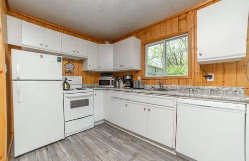Sandy Hook Cottage | Pet-Friendly 3-Bed Cottage by Matlock Dunnotar Lake