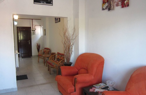Valu lui Traian Apartment | Cozy Matrimonial Room at Gherghisan with Breakfast Included