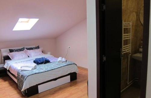 Valu lui Traian Apartment | Cozy Matrimonial Room at Gherghisan with Breakfast Included