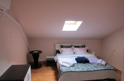 Valu lui Traian Apartment | Cozy Matrimonial Room at Gherghisan with Breakfast Included