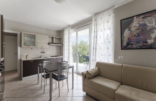 Rivoltella Apartment | Matteotti 2: Oceanfront Retreat with Pool & Spa Amenities