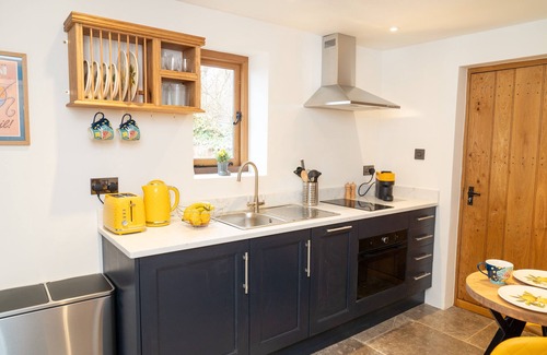 Bletchingley House | Discover Mattie's Loft: Private Garden & Hot Tub Retreat
