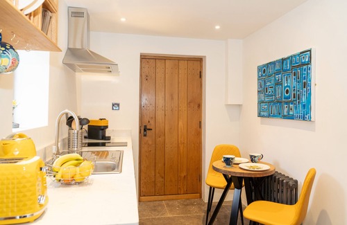 Bletchingley House | Discover Mattie's Loft: Private Garden & Hot Tub Retreat