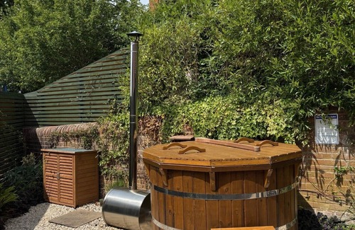 Bletchingley House | Discover Mattie's Loft: Private Garden & Hot Tub Retreat