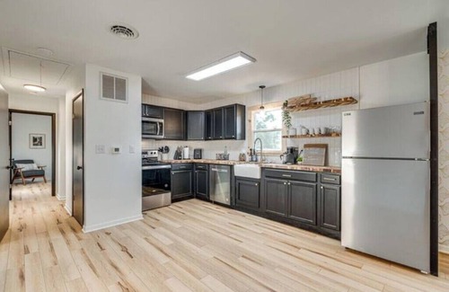 Stanley Cabin | Mattis Getaway! Hot Tub Movie room Mt View EVCharger