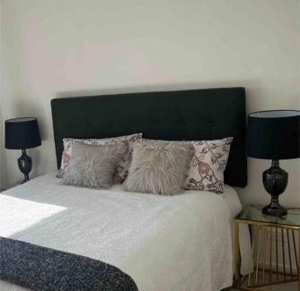 Te Atatu South Apartment | Experience Matuhi Deluxe: 2 Bedroom Retreat, Rated 9/10