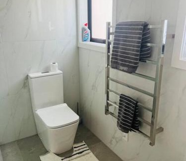 Te Atatu South Apartment | Experience Matuhi Deluxe: 2 Bedroom Retreat, Rated 9/10