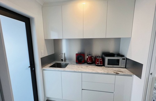 Te Atatu South Apartment | Top-Rated Matuhi Deluxe Studio with Kitchenette & Breakfast