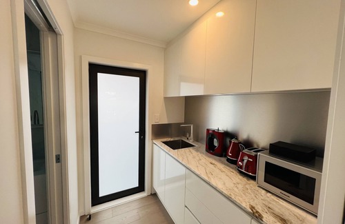 Te Atatu South Apartment | Top-Rated Matuhi Deluxe Studio with Kitchenette & Breakfast