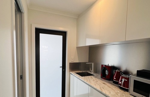 Te Atatu South Apartment | Top-Rated Matuhi Deluxe Studio with Kitchenette & Breakfast