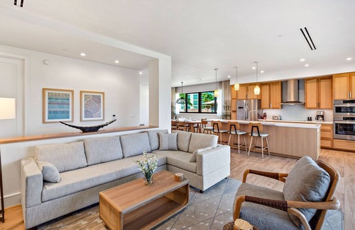 Honokowai Villa | Discover Maui Resort Rentals: 6 Bedrooms Steps from Beach