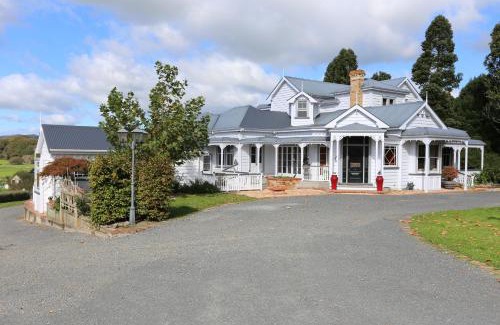 Cambridge Bed & Breakfast | Experience Maungakawa Villa: 4-Star Comfort with Hot Tub