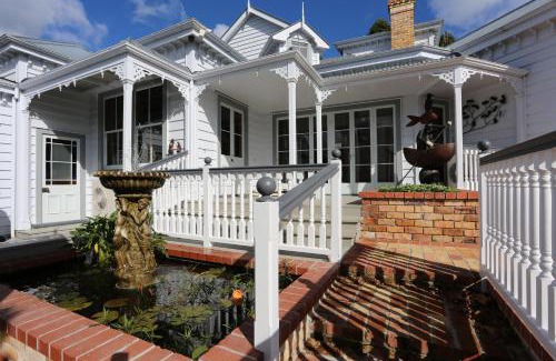 Cambridge Bed & Breakfast | Experience Maungakawa Villa: 4-Star Comfort with Hot Tub