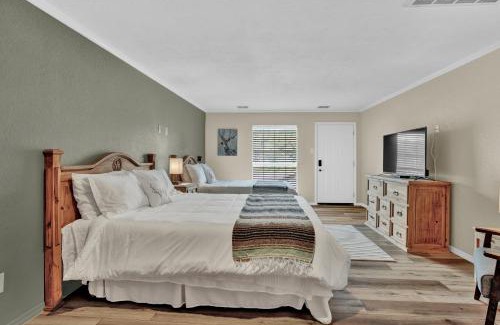 Canyon Lake Hotel | Discover Maven's Inn & Grill: Pet-Friendly Stay with Breakfast