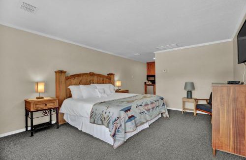 Canyon Lake Hotel | Discover Maven's Inn & Grill: Pet-Friendly Stay with Breakfast