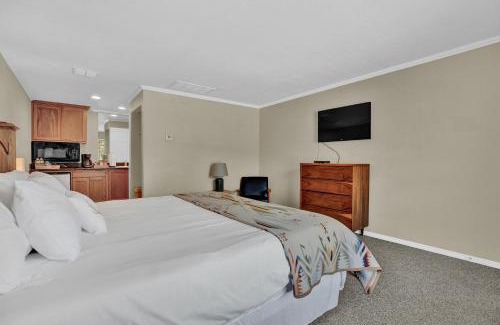 Canyon Lake Hotel | Discover Maven's Inn & Grill: Pet-Friendly Stay with Breakfast