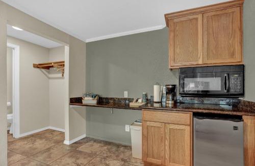 Canyon Lake Hotel | Discover Maven's Inn & Grill: Pet-Friendly Stay with Breakfast