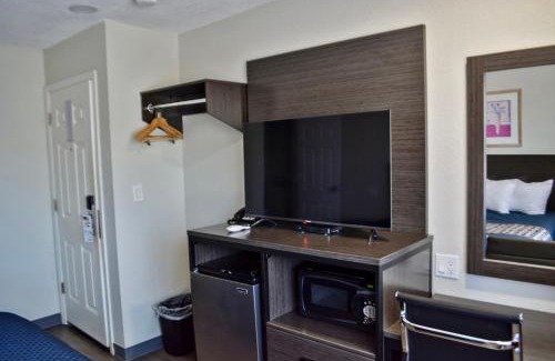 Downtown Klamath Falls Hotel | Pet-Friendly Maverick Motel - Modern Renovated Experience