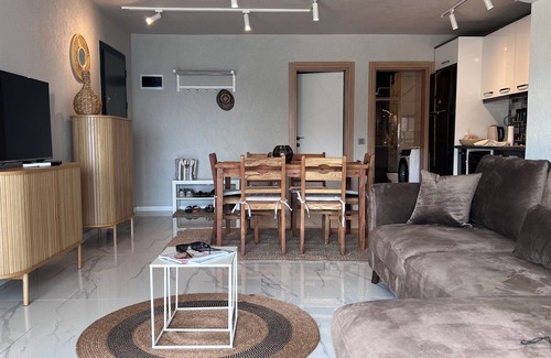 Turunc Apartment | Mavinin ve yeşilin dansı.