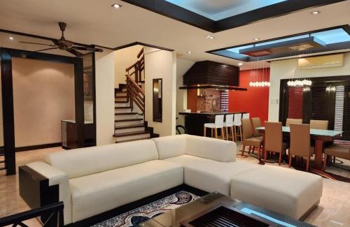 Putrajaya Villa | Discover Mawar Singgah: Family-Friendly Retreat with Hot Tub
