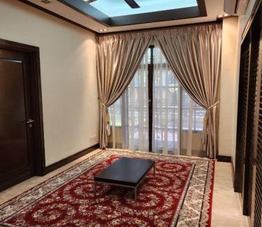 Putrajaya Villa | Discover Mawar Singgah: Family-Friendly Retreat with Hot Tub